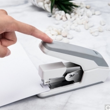 得力(deli)省力結(jié)構(gòu)訂書機(jī)/裝訂器 一指按壓 適配12#釘 白色0477